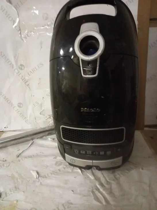 MIELE C3 CAT AND DOG PLUS BAGGED CYLINDER VACUUM CLEANER