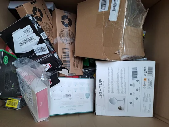 BOX OF APPROXIMATELY 20 ASSORTED ELECTRICAL ITEMS TO INCLUDE BATTERY PACK, WALL MOUNTS FOR SPEAKERS, WIRED GAMING EARBUDS, ETC - COLLECTION ONLY