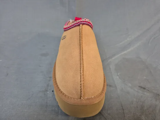 BOXED PAIR OF UGG SHOES IN CHESTNUT UK SIZE 6