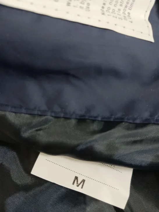 CHILDS HEATED PUFFA JACKET NAVY SIZE M 4642964Simon Charles Auctioneers