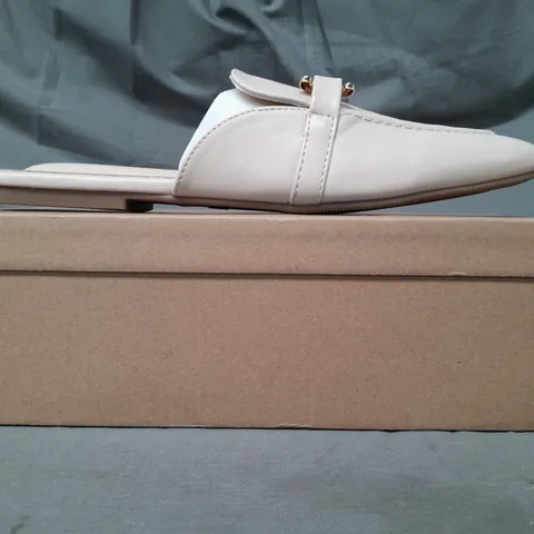 BOXED PAIR OF BELLUCCI FLAT SHOES IN BEIGE EU SIZE 40