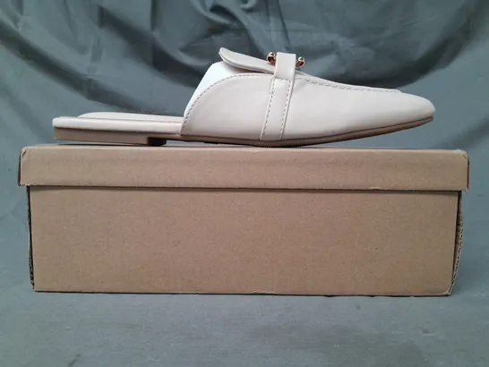 BOXED PAIR OF BELLUCCI FLAT SHOES IN BEIGE EU SIZE 40