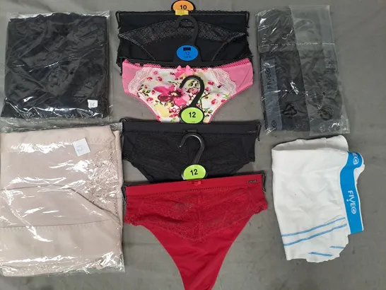 BOX OF APPROXIMATELY 20 ASSORTED CLOTHING AND FASHION ITEMS IN VARIOUS STYLES, SIZES, AND COLOURS - COLLECTION ONLY