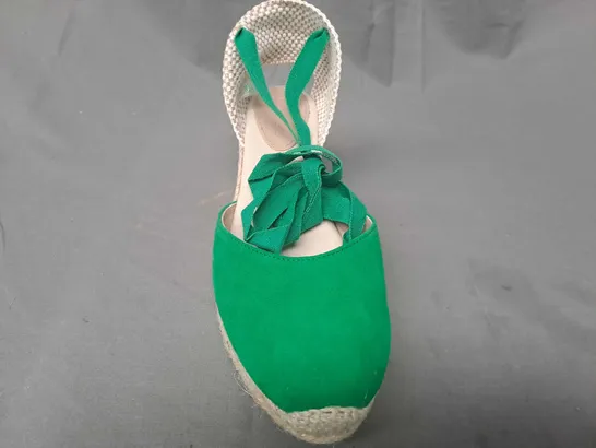 BOXED PAIR OF BODEN CLOSED TOE WEDGE SHOES IN GREEN EU SIZE 39