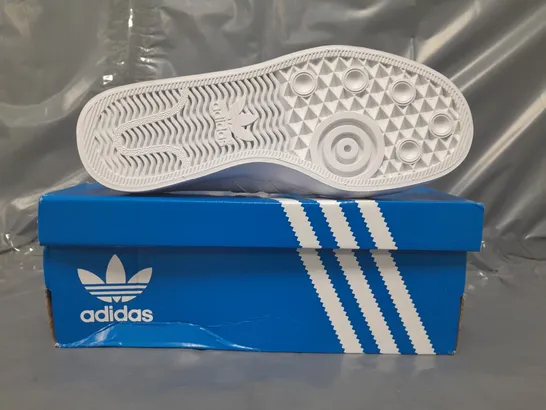 BOXED PAIR OF ADIDAS NIZZA LO CL SHOES IN WHITE UK SIZE 4