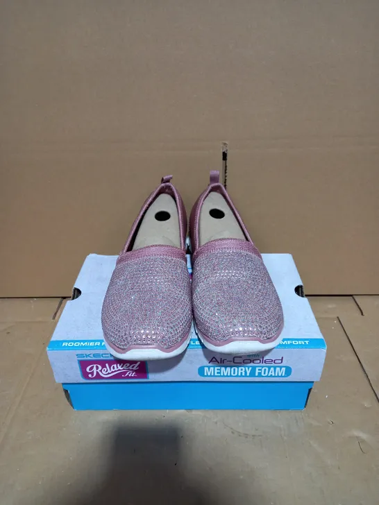 SKECHERS MAUVE SLIP ON SHOES - SIZE 5