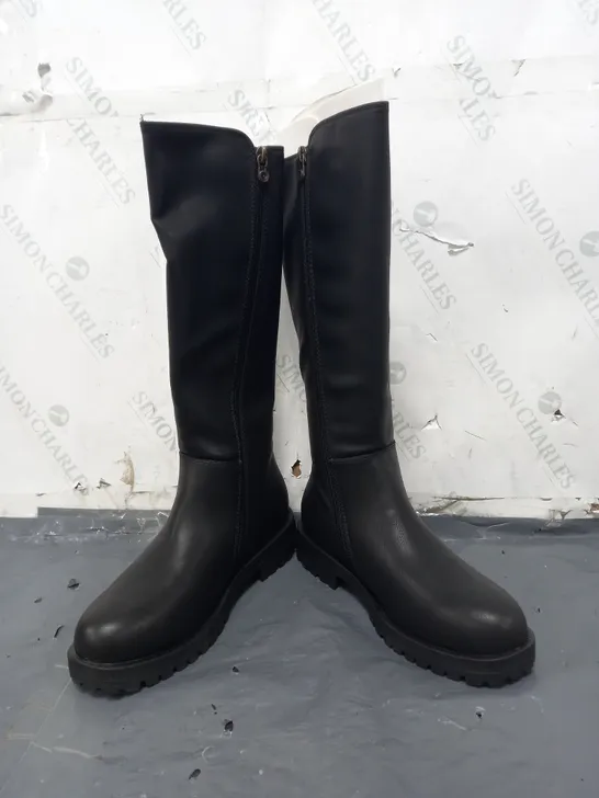 BOXED PAIR OF BLOWFISH MALIBU KNEE-HIGH BOOTS IN BLACK SIZE 6