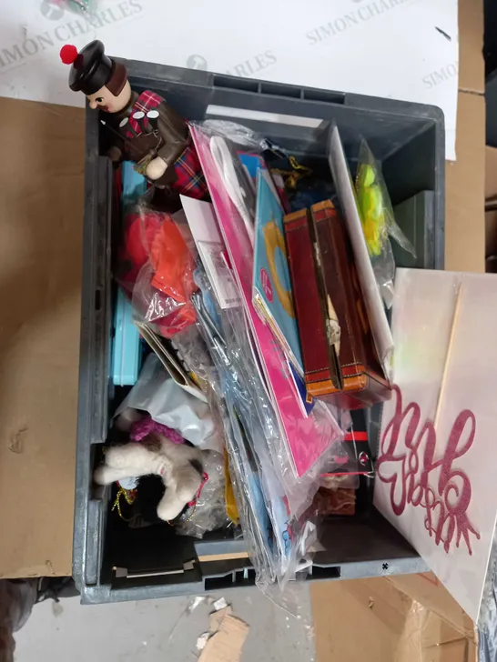 BOX OF APPROX 20 ASSORTED TOYS TO INCLUDE - RED DRAGON DART, LEGO MINIFIGURE, BAG OF TRETCHY STICKMEN ETC