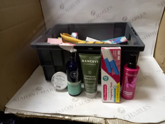 BOX OF APPROX. 20 ASSORTED HEALTH AND BEAUTY ITEMS TO INCLUDE: MATRIX, MANCAVE & CLEAR RESPONSE