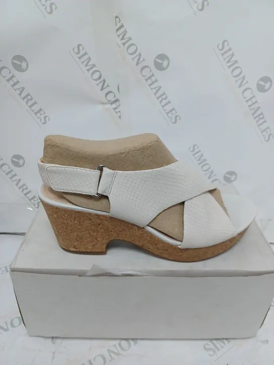 CLARKS OPEN TOE WEDGE SANDALS SIZE 8