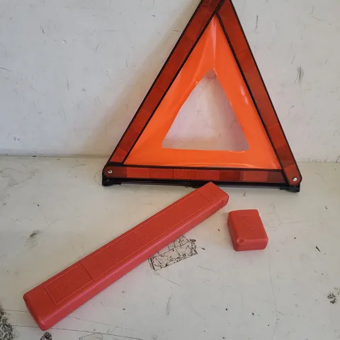 TRIANGULAR COLLAPSIBLE REFLECTED WARNING STAND