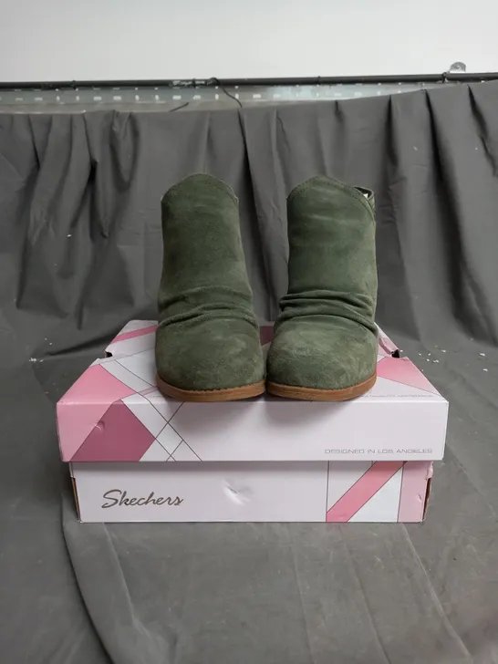 BOXED PAIR OF SKECHERS WATER RESISTANT CITY BOOTS IN OLIVE SIZE 5.5