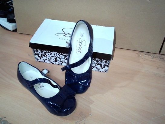 BOXED PAIR OF SEVVA EXCLUSIVE CHILDRENS SHOE NAVY SIZE 11