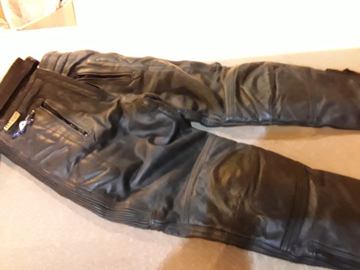 Lot 54: AKITO BLACK LEATHER WOMENS 2 PIECE MOTORCYCLE SET SIZE UK 10 - Simon Charles Auctioneers