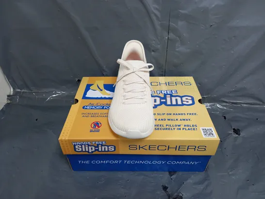 BOXED PAIR OF SKECHERS SLIP-IN TRAINERS SIZE 9