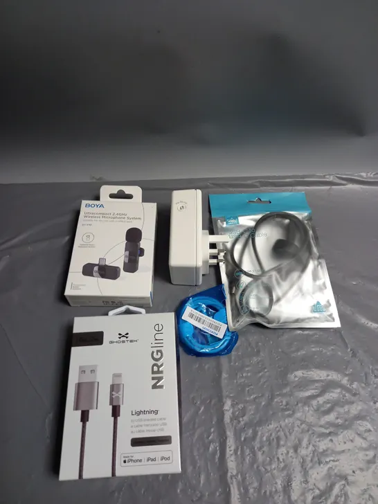 LOT OF APPROXIMATELY 25 MOBILE AND TABLET ACCESSORIES TO INCLUDE CHARGING CABLES AND POWER ADAPTERS