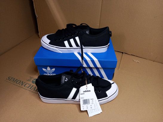 BOXED PAIR OF ADIDAS BLACK/WHITE LOGO TRAINERS - SIZE 9.5
