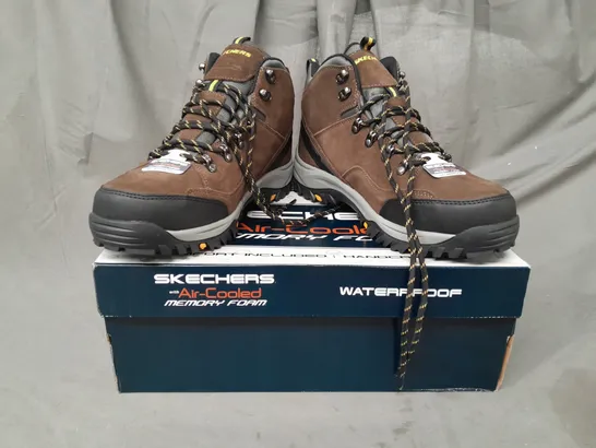 BOXED PAIR OF SKECHERS WATERPROOF ANKLE BOOTS IN BROWN UK SIZE 10.5