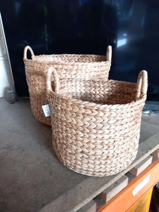 SET OF ARROWED WEAVED BASKETS 