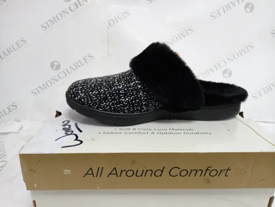 BOXED PAIR OF SKECHERS ARCH SLIPPERS IN BLACK SIZE 5