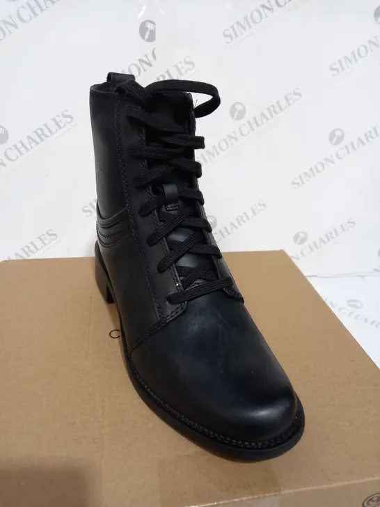 BOXED PAIR OF CLARKS BOOTS IN BLACK LEATHER - SIZE 7