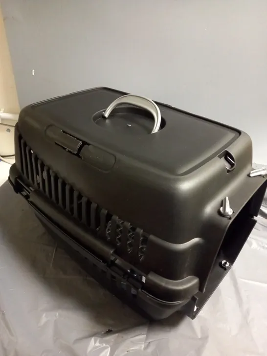 PET CARRIER IN BLACK