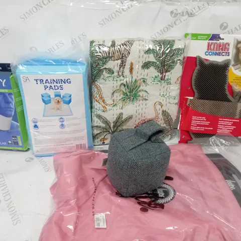 APPROXIMATELY 15 ASSORTED ITEMS TO INCLUDE HYPE DRAWSTRING BAG, PET TRAINING PADS, KEDLEY SOFT NECK COLLAR, ETC