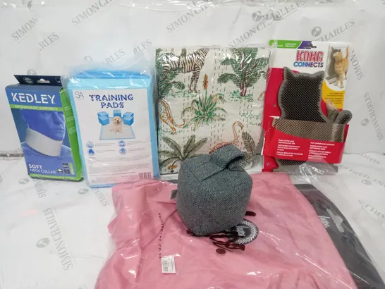 APPROXIMATELY 15 ASSORTED ITEMS TO INCLUDE HYPE DRAWSTRING BAG, PET TRAINING PADS, KEDLEY SOFT NECK COLLAR, ETC