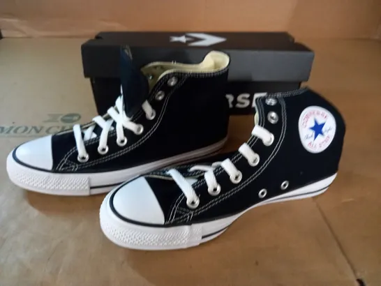 PAIR OF CONVERSE UNISEX ALL STAR HI TRAINERS - MENS 5.5 WOMENS 7.5