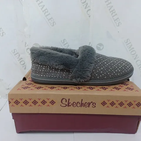 BOXED PAIR OF SKECHERS COZY SLIPPERS IN CHARCOAL SIZE 6.5