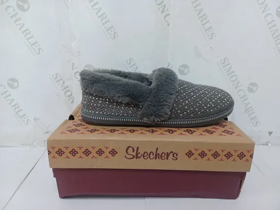 BOXED PAIR OF SKECHERS COZY SLIPPERS IN CHARCOAL SIZE 6.5