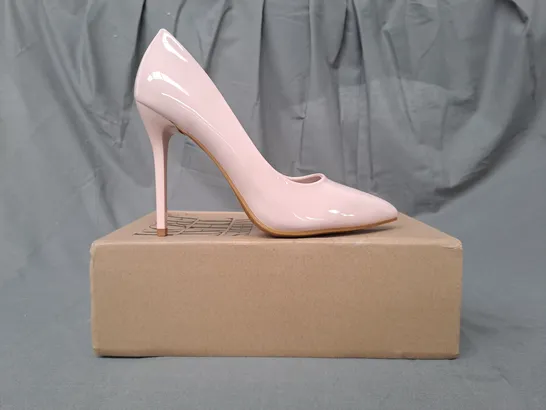 BOXED PAIR OF WHERES THAT FROM POINTED TOE HIGH HEEL SHOES IN PINK EU SIZE 39