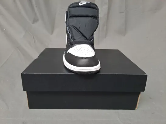 BOXED PAIR OF NIKE JORDAN 1 RETRO HIGH KIDS SHOES IN BLACK/WHITE UK SIZE 13.5