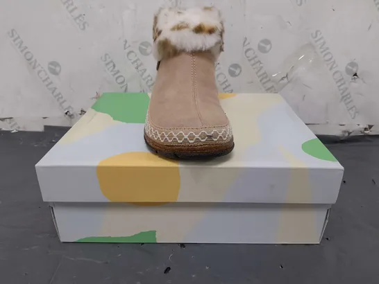 BOXED PAIR OF EARTH ORIGINALS EMMALYN BOOTIES IN BEIGE SIZE 6