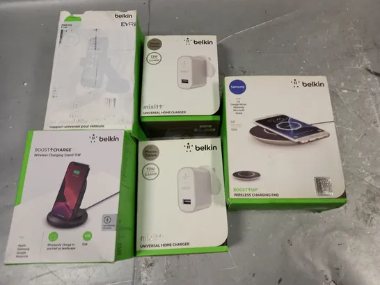 LOT OF 5 ASSORTED BELKIN TECH ITEMS TO INCLUDE WIRELESS CHARGING PAD, HOME CHARGER AND PHONE STAND