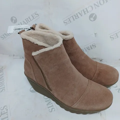 BOXED PAIR OF SKECHERS ANKLE BOOTS IN MUSHROOM, UK SIZE 4.5