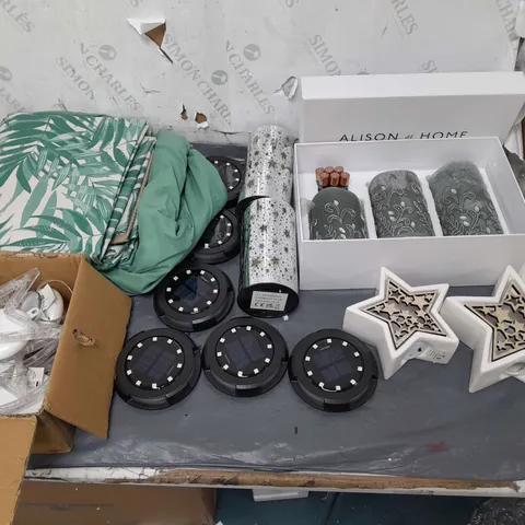 BOX OF APPROXIMATELY 10 ASSORTED ITEMS TO INCLUDE - HOME REFLECTIONS WHITE STARS, ALISON AT HOME FLAMELESS CANDLES, AND LUXA TWINKLER LANTERNS ETC. 