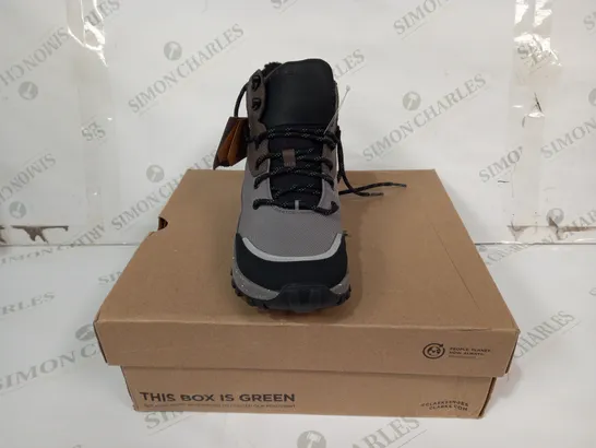 BOXED PAIR OF CLARKS BOOTS IN BLACK/GREY UK SIZE 5