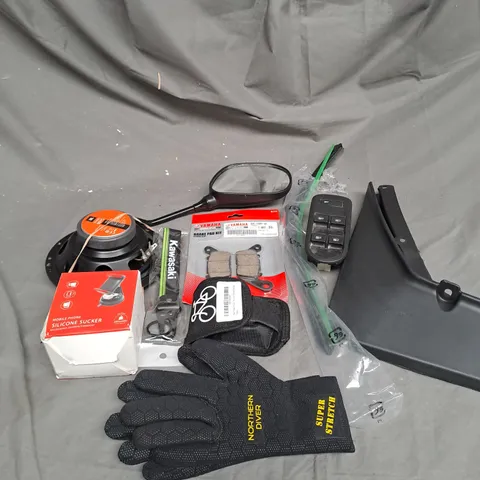 APPROX 15 ASSORTED CAR PARTS AND ACCESSORIES TO INCLUDE WING MIRROR, BRAKE PADS AND SILICONE SUCKER