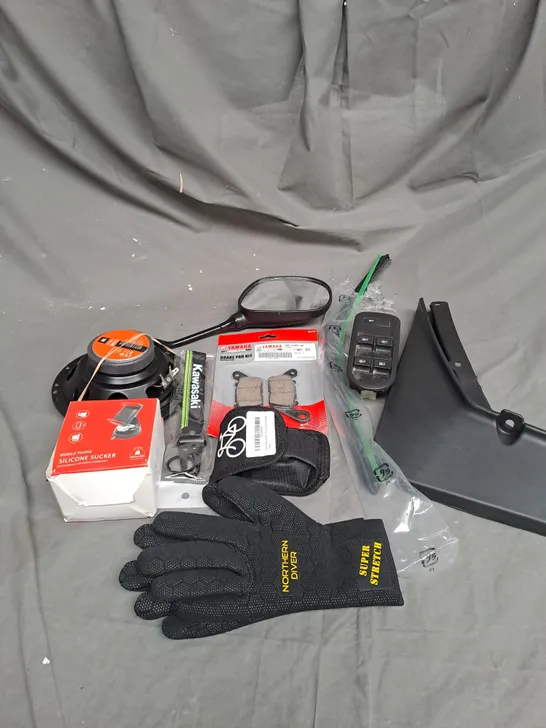 APPROX 15 ASSORTED CAR PARTS AND ACCESSORIES TO INCLUDE WING MIRROR, BRAKE PADS AND SILICONE SUCKER