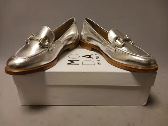 BOXED PAIR OF MODA IN PELLE ELSBETH COVERED SNAFFLE SMART LOAFERS IN METALLIC SILVER EU SIZE 38