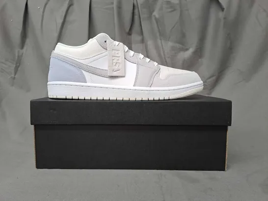 BOXED PAIR OF NIKE AIR JORDAN 1 LOW SHOES IN WHITE/GREY UK SIZE 10