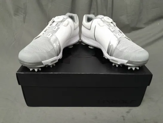 BOXED PAIR OF UNDER ARMOUR GOLF TEMPO SPORT SHOES IN WHITE/SILVER UK SIZE 5.5