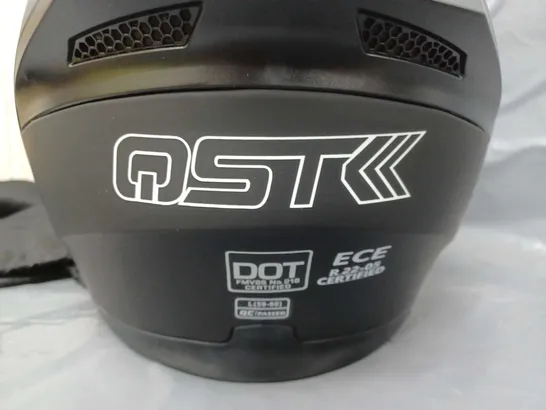 QST MOTORCYCLE HELMET 