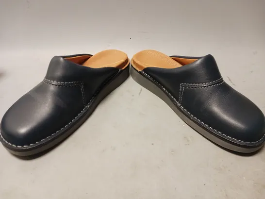 BOXED PAIR OF THE MULE COMPANY WELSTOR MULES IN NAVY EU SIZE 43