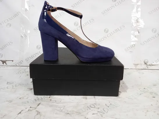 BOXED PAIR OF CLARKS GABRIEL MYTH SUEDE BLOCK HEEL SHOES IN VIOLET UK SIZE 6.5