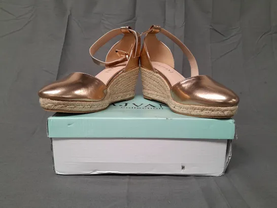 BOXED PAIR OF AJVANI COLLECTION CLOSED TOE WEDGE SHOES IN METALLIC ROSE GOLD UK SIZE 6