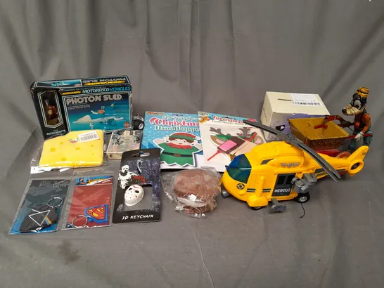 BOX OF ASSORTED TOYS AND GAMES TO INCLUDE HAND PUPPETS, 3D KEYCHAIN AND TEDDIE