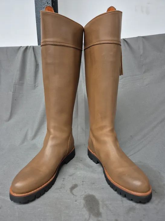 BOXED PAIR OF FAIRFAX & FAVOUR LADIES SPORTING FIT EXPLORER BOOTS IN OAK UK SIZE 7