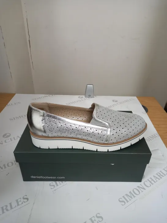 BOXED DANIEL OCCASSSIONAL SHOES SIZE 39